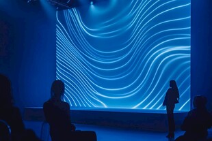 蓝色光影舞台前的观众