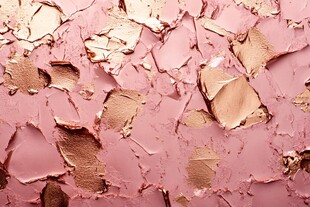 剥落的粉金色墙面纹理
