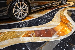 奢华车库地面与精致汽车