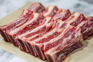 新鲜生牛肉排骨整齐摆放