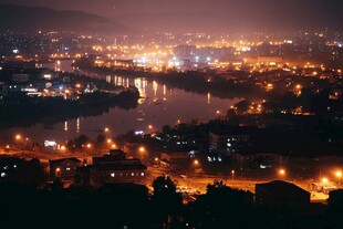 城市璀璨夜景下的静谧河流