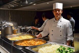 厨师于餐厅自助餐区备餐