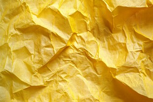 黄色褶皱纸张纹理特写