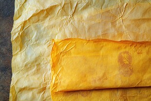 黄色褶皱包装纸与包裹