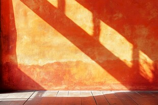 暖光下的墙面与光影投影