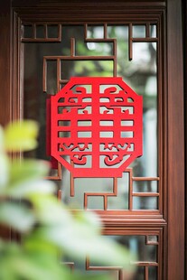 中式窗棂上的红色吉祥装饰