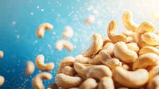 新鲜腰果洒落 视觉盛宴