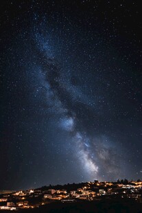 夜空下的城市与璀璨星河