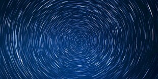 星轨旋涡 深邃梦幻的夜空景