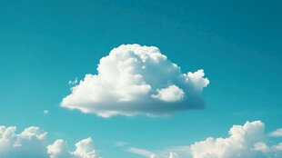 蓝天中的蓬松白云