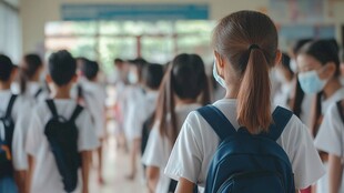 学生们校园内排队上学