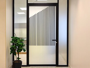 简约玻璃门旁的绿植景致