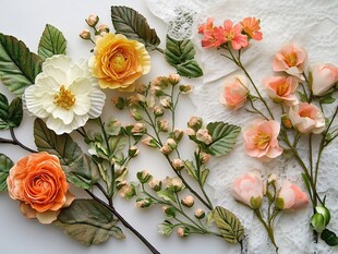 精美手工花卉与绿叶组合
