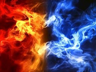 红蓝双色火焰激烈碰撞