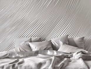 简约条纹墙下的舒适床铺
