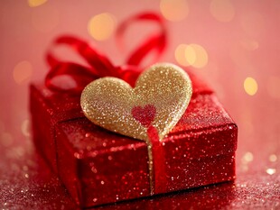 红色爱心礼盒的浪漫瞬间
