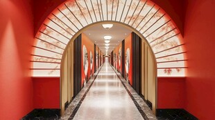 中式红墙拱形悠长走廊