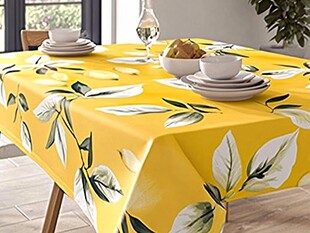 黄色叶纹桌布装点餐桌