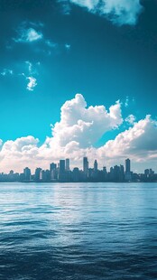 海滨城市天际线与蓝天白云