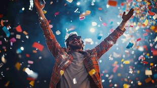 男子欢呼庆祝 五彩纸屑飞扬