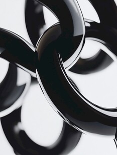 黑色环状金属结构特写