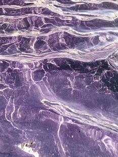 紫色水波纹理特写