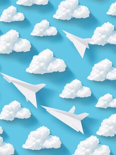 纸飞机在云端翱翔