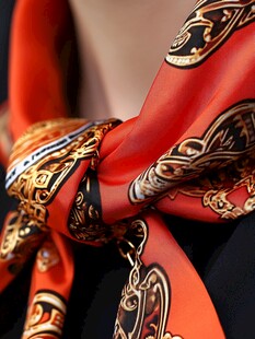 华丽红色印花丝巾细节