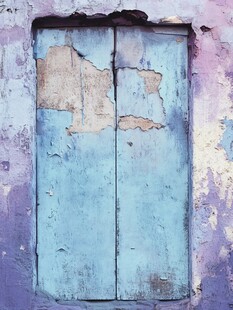 老旧斑驳的双扇蓝色木门