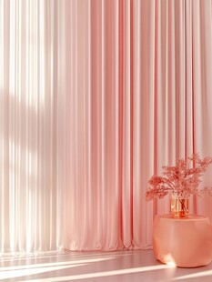 粉色窗帘旁的温馨花瓶摆件