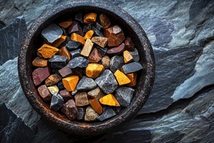 碗中多彩矿石碎块特写