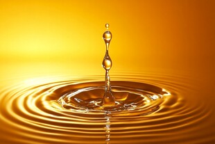 金色水滴落水面瞬间