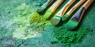 绿色颜料与绘画画笔特写