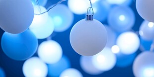 蓝色系圣诞装饰球特写