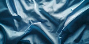 蓝色褶皱布料纹理特写