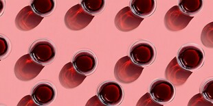 粉色背景上的红色玻璃瓶阵