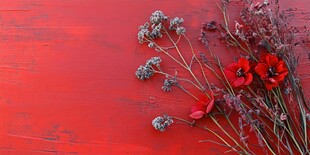 红底上的娇艳干花组合