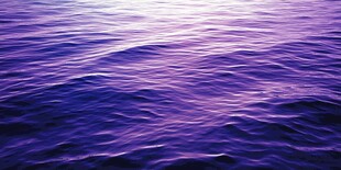 梦幻紫色海面波纹景象