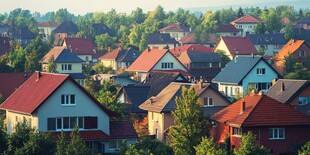 阳光照耀下的多彩民居