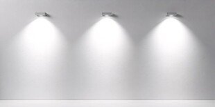 三盏射灯照亮空白墙面