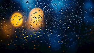 雨夜车窗上的斑斓水珠