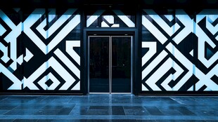 炫酷几何图案装饰的大门