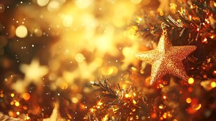 金色圣诞星饰装点梦幻树