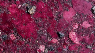 深红斑驳地面纹理特写