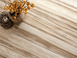 木纹瓷砖搭配温馨插花