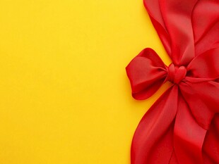 红绸蝴蝶结于亮黄色背景
