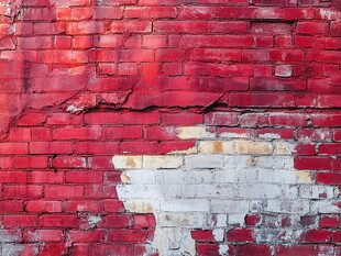 斑驳红砖墙的岁月痕迹