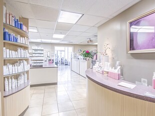 整洁温馨的美容护肤品店