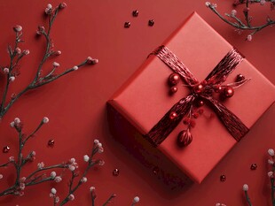 红色精美礼品盒与装饰