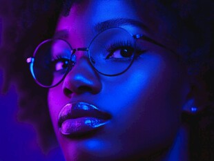 蓝紫光影下的时尚眼镜女性